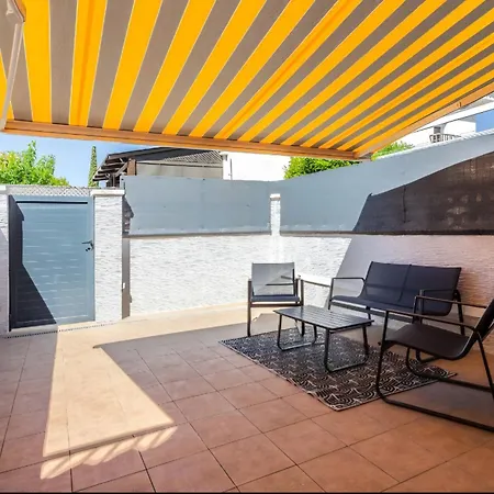 Con Patio En Tatil Evi Cunit